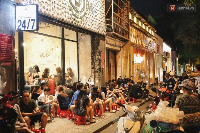 Nhiều quán cafe thâu đêm ở Sài Gòn chật kín khách: Sức chi tiêu của người Việt về đêm đâu kém du khách quốc tế! - Ảnh 6. Nhiều quán cafe thâu đêm ở Sài Gòn chật kín khách: Sức chi tiêu của người Việt về đêm đâu kém du khách quốc tế! - Ảnh 6.