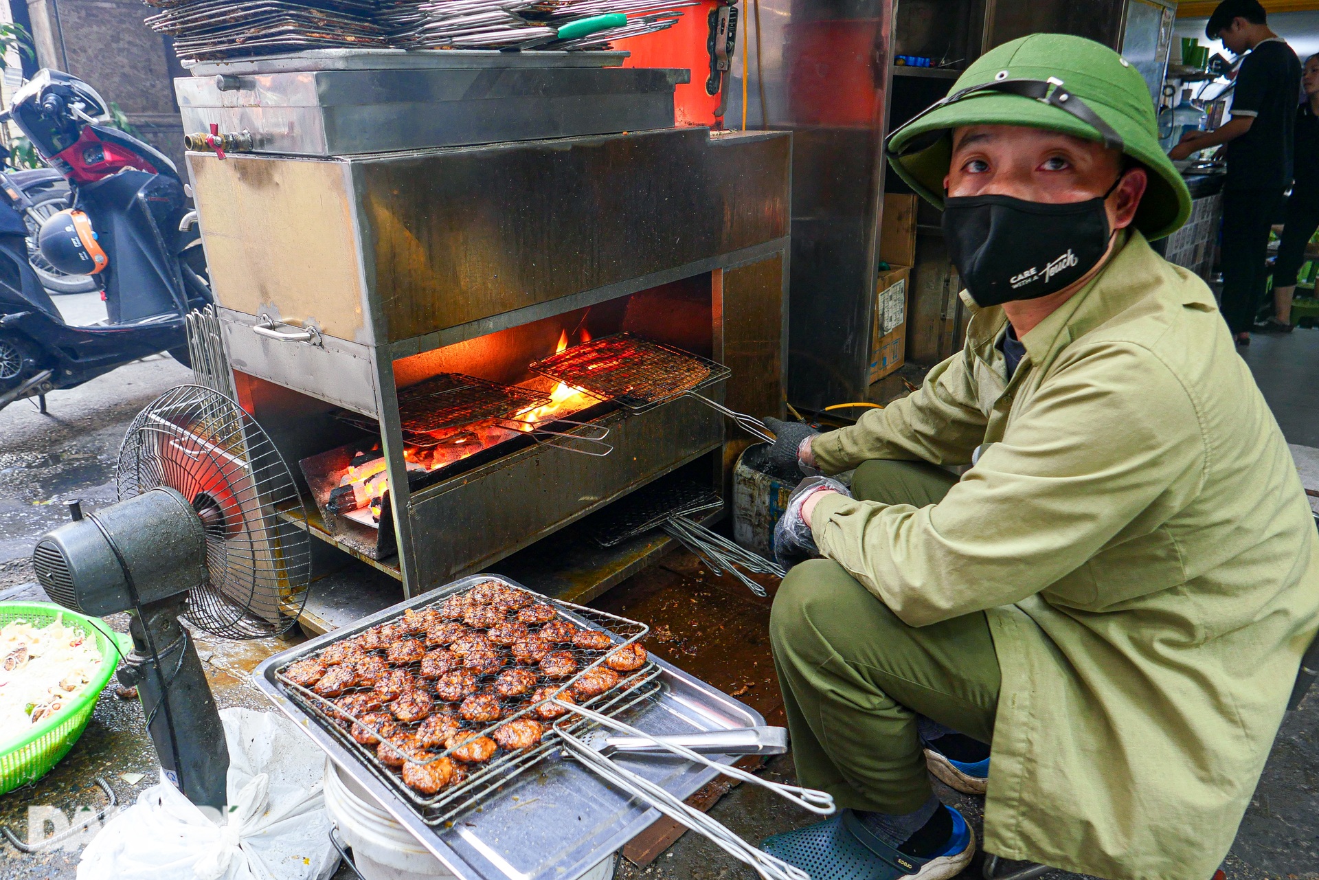 Bun Cha restaurant in a crowded alley, selling 600 servings/day in Hanoi - 3