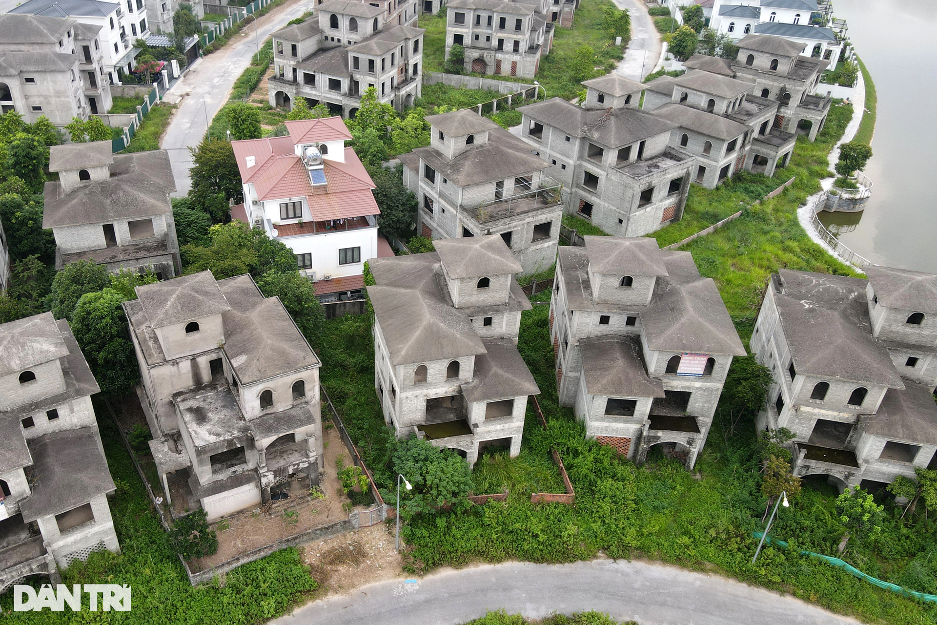 Biệt thự bỏ hoang hơn 10 năm, giá vẫn tăng hàng chục tỷ đồng - 10 Biệt thự bỏ hoang hơn 10 năm, giá vẫn tăng hàng chục tỷ đồng - 10