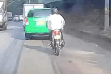 Người đi xe máy ngã lộn nhào đáng sợ vì chạy quá sát đuôi ô tô