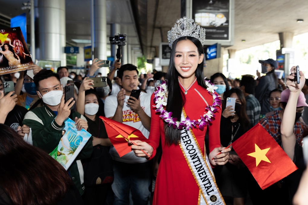 Nhiều người vây kín Bảo Ngọc sau khi đăng quang Hoa hậu Liên lục địa 2022 - 3 Nhiều người vây kín Bảo Ngọc sau khi đăng quang Hoa hậu Liên lục địa 2022 - 3
