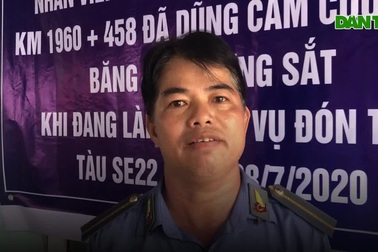 Nhân viên gác chắn cứu người đàn ông say xỉn ngay trước đầu xe lửa