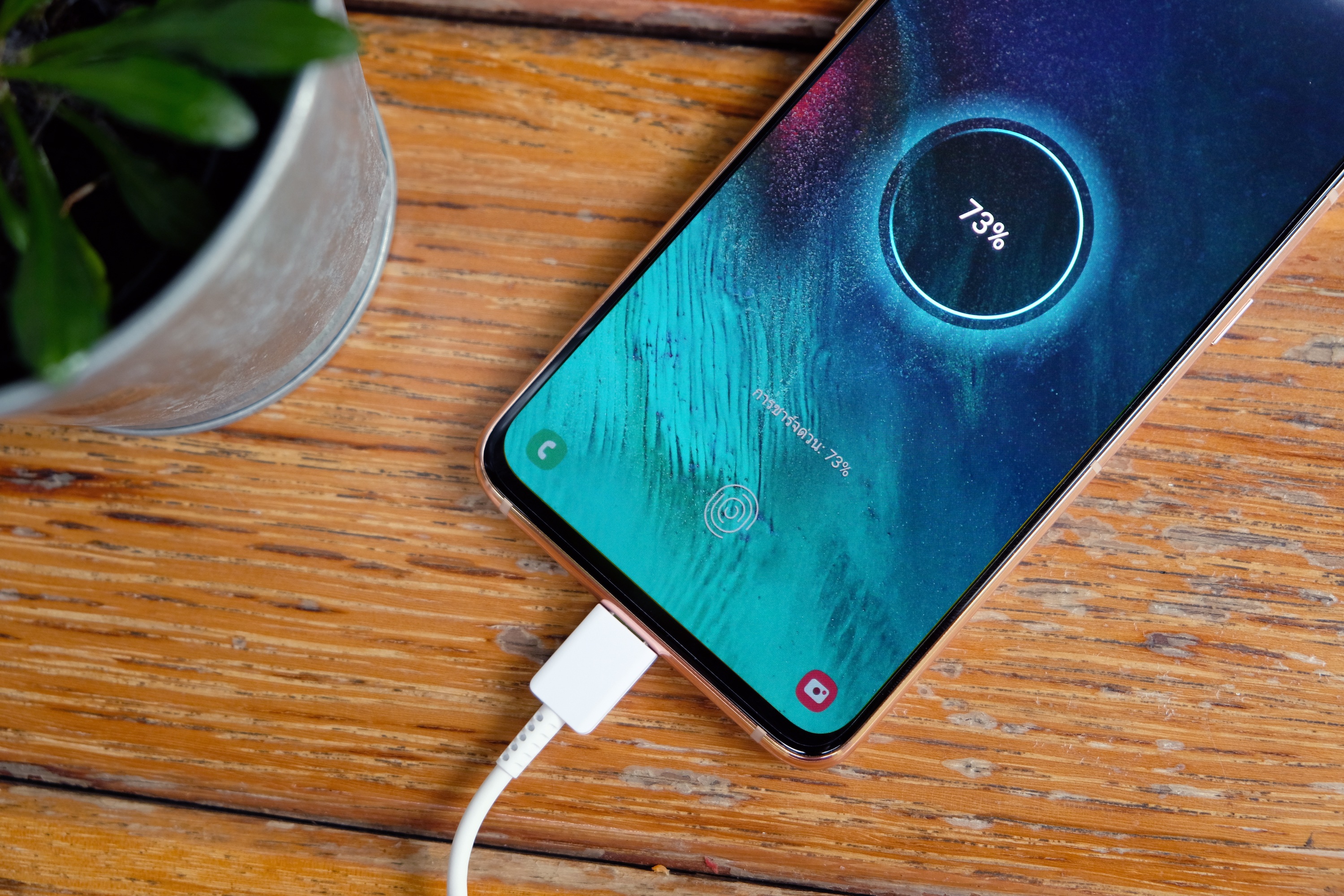 Smartphone bị chai pin khiến người dùng phải thường xuyên sạc pin cho thiết bị, rất phiền toái và mất thời gian (Ảnh minh họa: TG). Smartphone bị chai pin khiến người dùng phải thường xuyên sạc pin cho thiết bị, rất phiền toái và mất thời gian (Ảnh minh họa: TG).