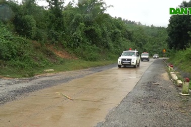 Những chuyến xe cứu thương từ khu sạt lở ở Sư đoàn 337