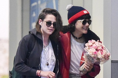Kristen Stewart hạnh phúc bên bạn gái tin đồn mới