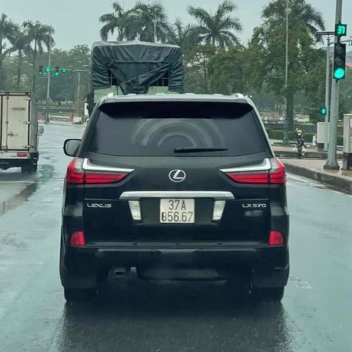 Hình ảnh chiếc Lexus LX570 với biển số dán băng keo gây nhiều tranh cãi (Ảnh: OTS). Hình ảnh chiếc Lexus LX570 với biển số dán băng keo gây nhiều tranh cãi (Ảnh: OTS).