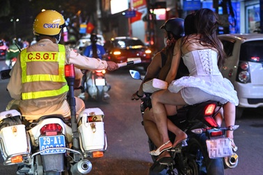 CSGT Hà Nội xuyên đêm vây bắt loạt thanh niên phóng xe máy "kẹp 3" diễu phố