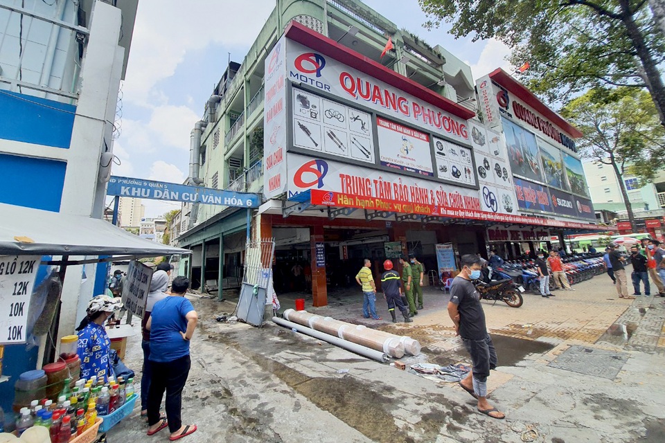 TPHCM: Lửa ngùn ngụt bốc lên sân thượng căn nhà 3 tầng lúc trưa - 3 TPHCM: Lửa ngùn ngụt bốc lên sân thượng căn nhà 3 tầng lúc trưa - 3