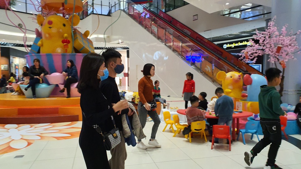 Khẩu trang y tế cháy hàng tại trung tâm thương mại, dân Hà Nội vừa chơi vừa sợ - 1 Khẩu trang y tế cháy hàng tại trung tâm thương mại, dân Hà Nội vừa chơi vừa sợ - 1
