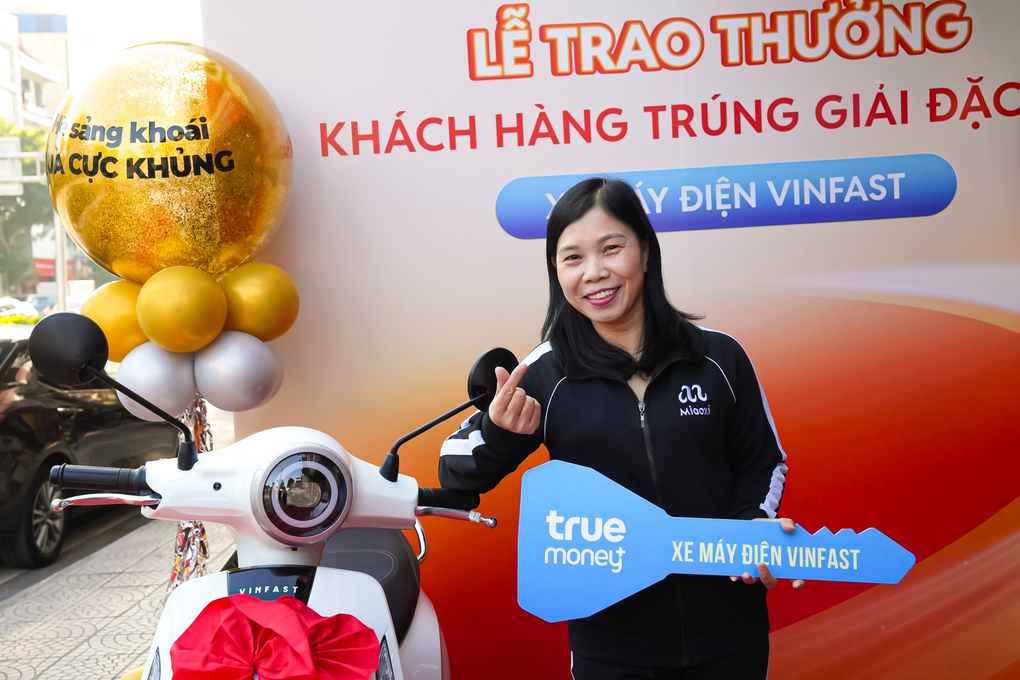 TrueMoney+ trao xe máy điện VF Evo cho khách hàng trúng thưởng - 2 TrueMoney+ trao xe máy điện VF Evo cho khách hàng trúng thưởng - 2