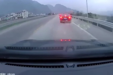 Ô tô bất ngờ bị lốp xe vô chủ lao vào đầu