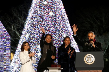 Tổng thống Obama thắp sáng cây thông Noel lần cuối tại Nhà Trắng