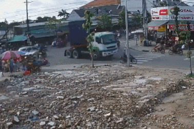 Kinh hãi khoảnh khắc container lật nghiêng, suýt đè người đi đường