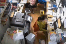 Người phụ nữ phản ứng nhanh khi smartphone bất ngờ phát nổ ngay trước mặt