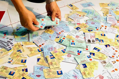 Vụ khách hàng bị mạo danh làm thẻ visa: Ngân hàng giải quyết ra sao?