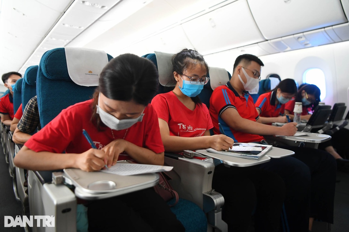 Chuyến bay đầu đời và quyết tâm chống dịch của sinh viên Đại học Y Hà Nội - 10 Chuyến bay đầu đời và quyết tâm chống dịch của sinh viên Đại học Y Hà Nội - 10