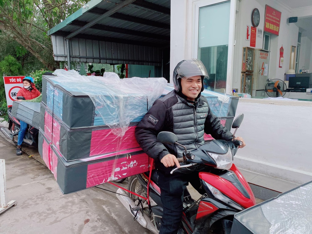 Đoạn đường ở Nam Định ùn tắc khi công nhân chở quà Tết là đệm bông về nhà - 2 Đoạn đường ở Nam Định ùn tắc khi công nhân chở quà Tết là đệm bông về nhà - 2
