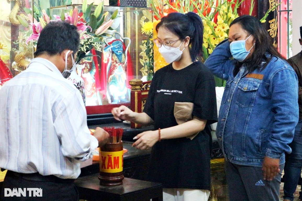 Người dân đội mưa xin lộc đầu năm ở phố cổ Hội An - 9 Người dân đội mưa xin lộc đầu năm ở phố cổ Hội An - 9