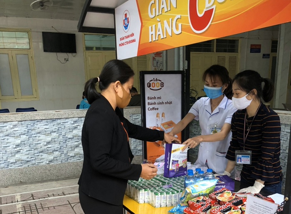 Ấm lòng gian hàng 0 đồng nơi bệnh viện, ai cần đến lấy - ai có đến cho - 4 Ấm lòng gian hàng 0 đồng nơi bệnh viện, ai cần đến lấy - ai có đến cho - 4