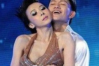 Diện đồ gợi cảm, Tiêu Tường đỏ mặt vì “lộ hàng”