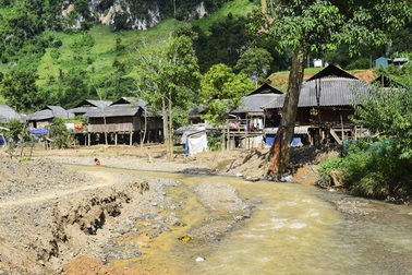 Bản Hột thấp thỏm nỗi sợ bị lũ cuốn trôi