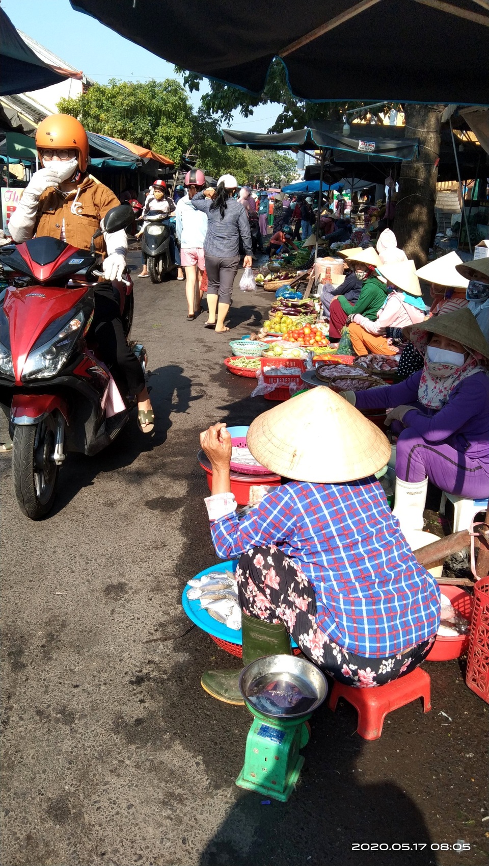 Buôn bán ế ẩm nhiều chủ hàng thịt lợn đành “treo quầy” - 6 Buôn bán ế ẩm nhiều chủ hàng thịt lợn đành “treo quầy” - 6