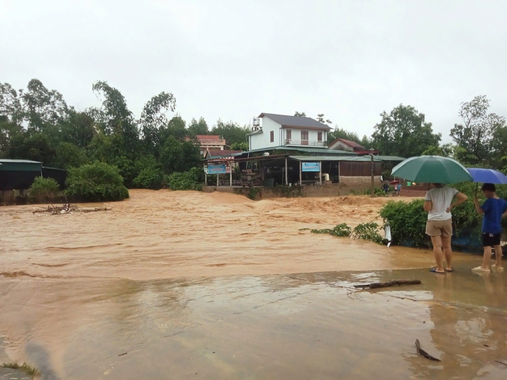 Mưa lớn gây ngập lụt, sạt lở đất nhiều nơi ở Bắc Ninh, Thái Nguyên - 2 Mưa lớn gây ngập lụt, sạt lở đất nhiều nơi ở Bắc Ninh, Thái Nguyên - 2