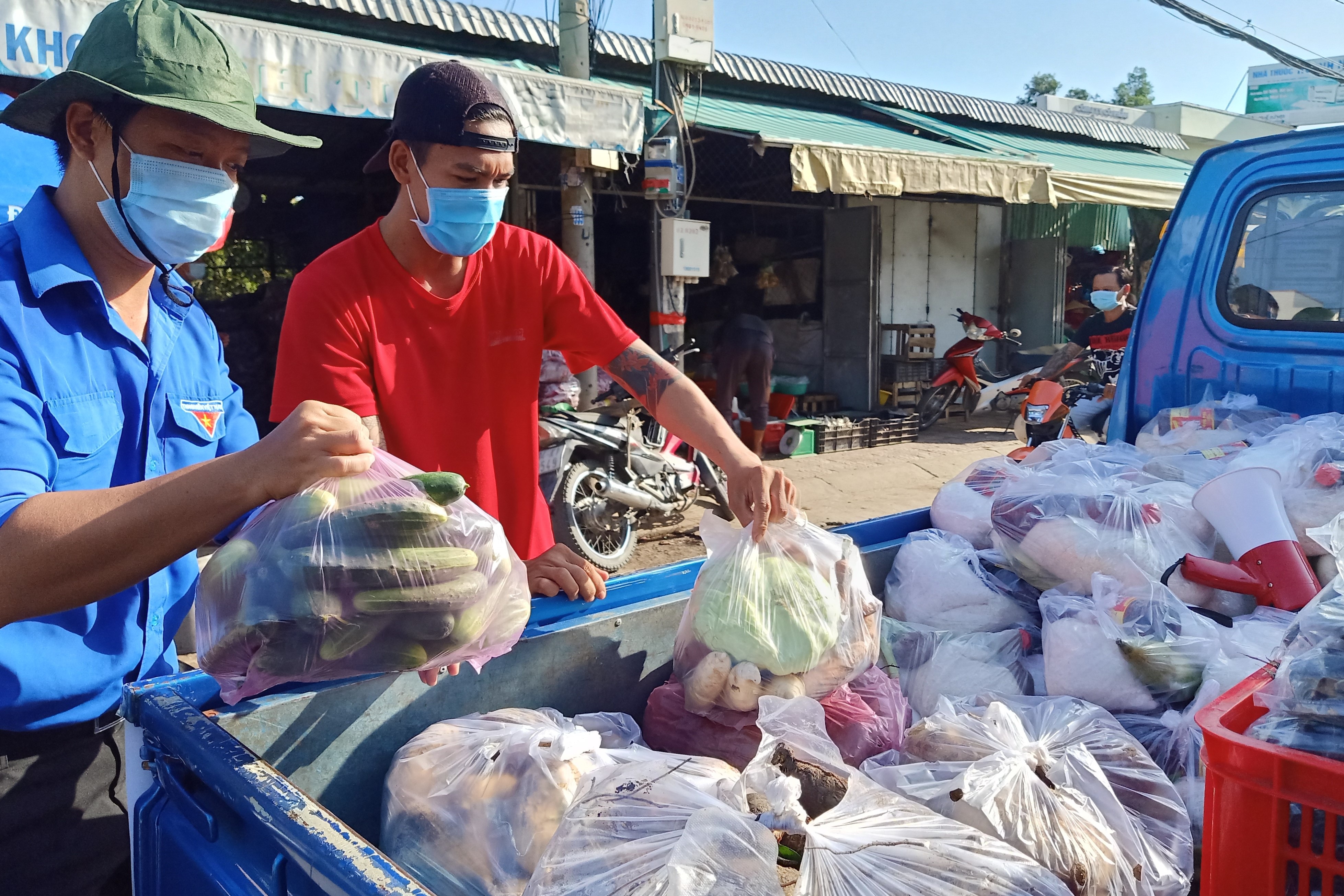 Alô, bà con cứ ở nhà, gạo, rau sẽ mang đến tận cửa - 2 Alô, bà con cứ ở nhà, gạo, rau sẽ mang đến tận cửa - 2