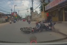 Băng giật dây chuyền dùng bình hơi cay chống trả để tẩu thoát