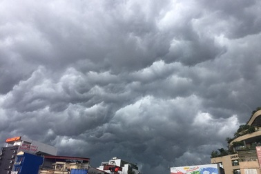 Kinh hãi cảnh "bầu trời sụp đổ" ở Hà Nội trước cơn mưa