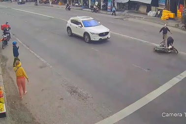 Qua đường không quan sát, người đàn ông đi xe máy bị tông ngã