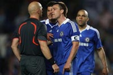 Thầy trò Hiddink đổ lỗi trọng tài đã giết Chelsea