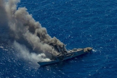 Máy bay, tàu ngầm Mỹ diễn tập hiệp đồng tác chiến đánh chìm chiến hạm