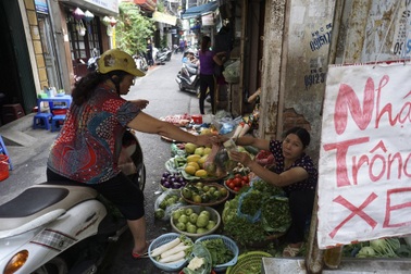 Suy ngẫm việc dẹp bỏ chợ cóc ở Hà Nội