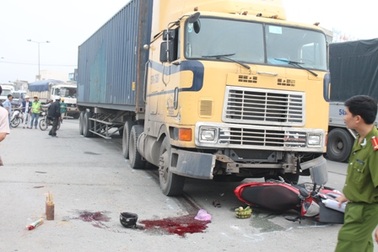 Container tông xe máy, một cụ ông chết thảm