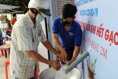 Đặt “ATM gạo” miễn phí cạnh khu công nghiệp để hỗ trợ công nhân