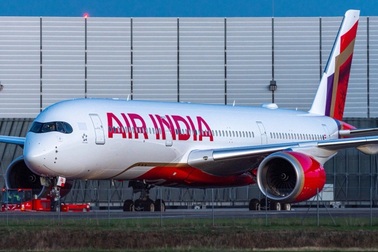 Hãng Air India lại gặp sự cố: Máy bay chở 170 hành khách bốc cháy