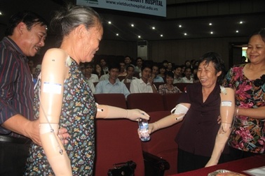 Nữ thương binh tìm lại niềm vui sau 42 năm mất đôi cánh tay!