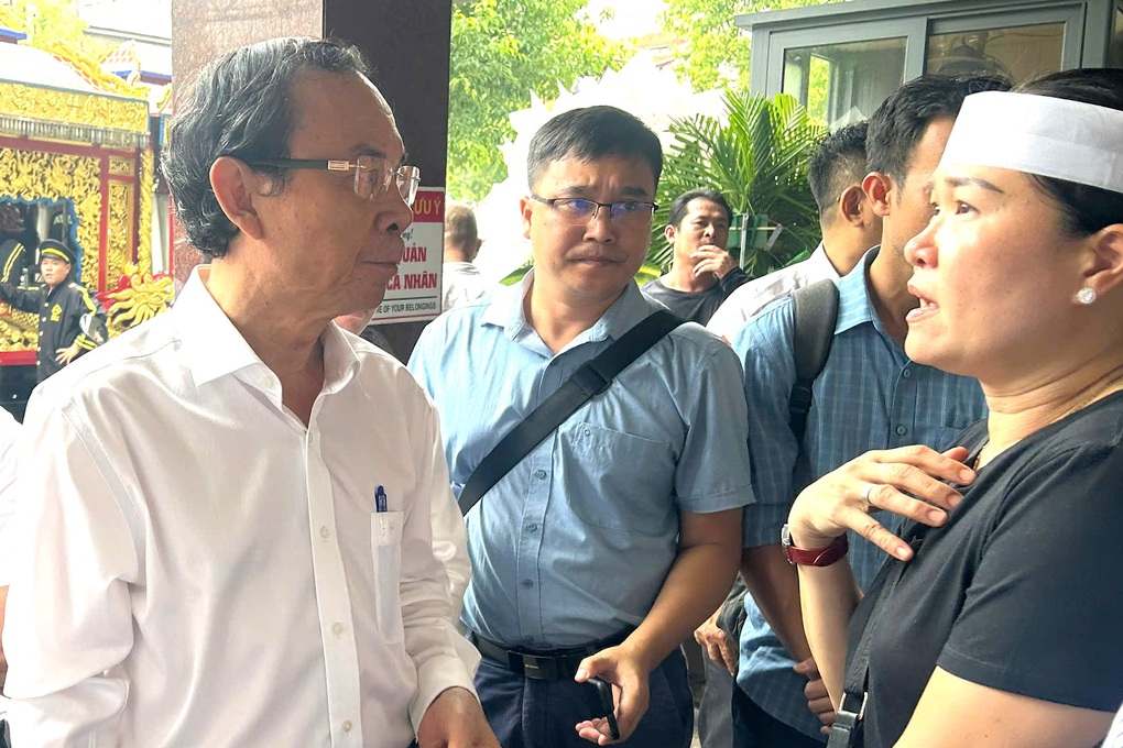 Bí thư Thành ủy TPHCM viếng các nạn nhân trong vụ cháy cư xá Độc Lập - 1 Bí thư Thành ủy TPHCM viếng các nạn nhân trong vụ cháy cư xá Độc Lập