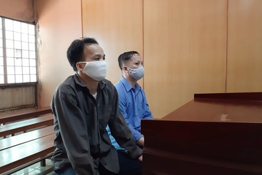 Hai thanh niên thay phiên nhau lừa một người phụ nữ