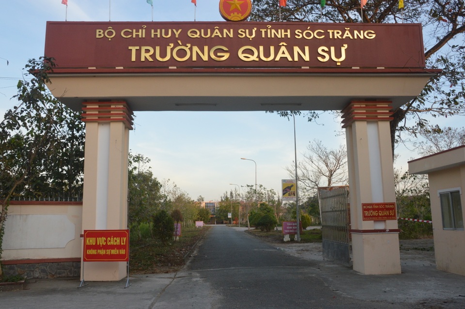 Đưa hơn 120 người về cách ly ở Trường Quân sự Quân khu 9 - 2 Đưa hơn 120 người về cách ly ở Trường Quân sự Quân khu 9 - 2
