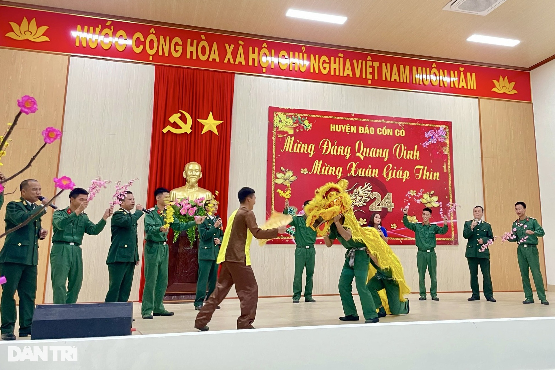 Không khí người dân cả nước hân hoan, vui đón giao thừa Tết Giáp Thìn - 16 Không khí người dân cả nước hân hoan, vui đón giao thừa Tết Giáp Thìn - 16