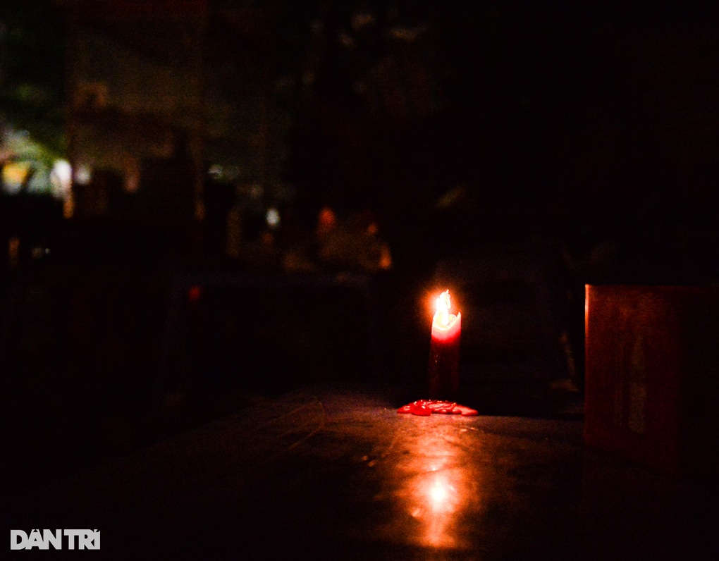 Sinh viên, người lao động nghèo chật vật chống chọi nắng nóng, mất điện - 7 Sinh viên, người lao động nghèo chật vật chống chọi nắng nóng, mất điện - 7