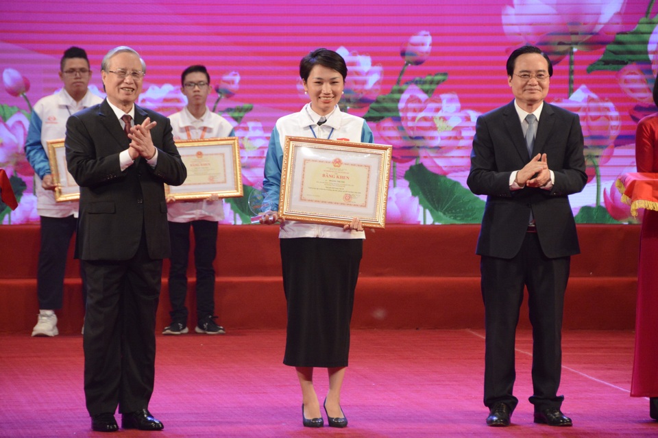 Tuyên dương 130 học sinh, sinh viên xuất sắc học tập và làm theo Bác - 1 Tuyên dương 130 học sinh, sinh viên xuất sắc học tập và làm theo Bác - 1
