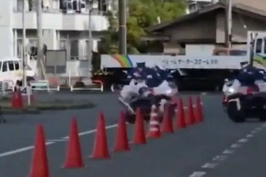 Ngưỡng mộ màn đồng diễn với xe mô tô của cảnh sát Nhật Bản