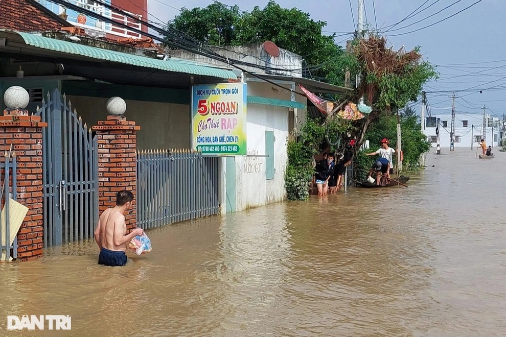 Nước dâng ngang người, dân lội lũ vẫy tay gọi cứu trợ mì tôm, nước uống - 4 Nước dâng ngang người, dân lội lũ vẫy tay gọi cứu trợ mì tôm, nước uống - 4