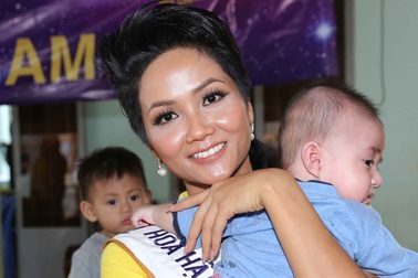 Những hình ảnh đời thường đầu tiên của Hoa hậu Hoàn vũ H'hen Niê