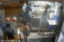 Bức xúc cảnh người phụ nữ xúi con nhỏ trộm điện thoại tại quán trà sữa