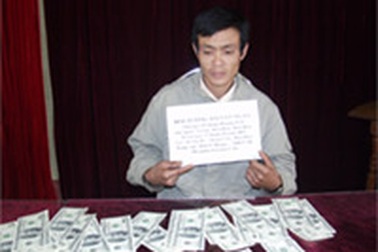 Bắt đối tượng vận chuyển 3.400 USD giả