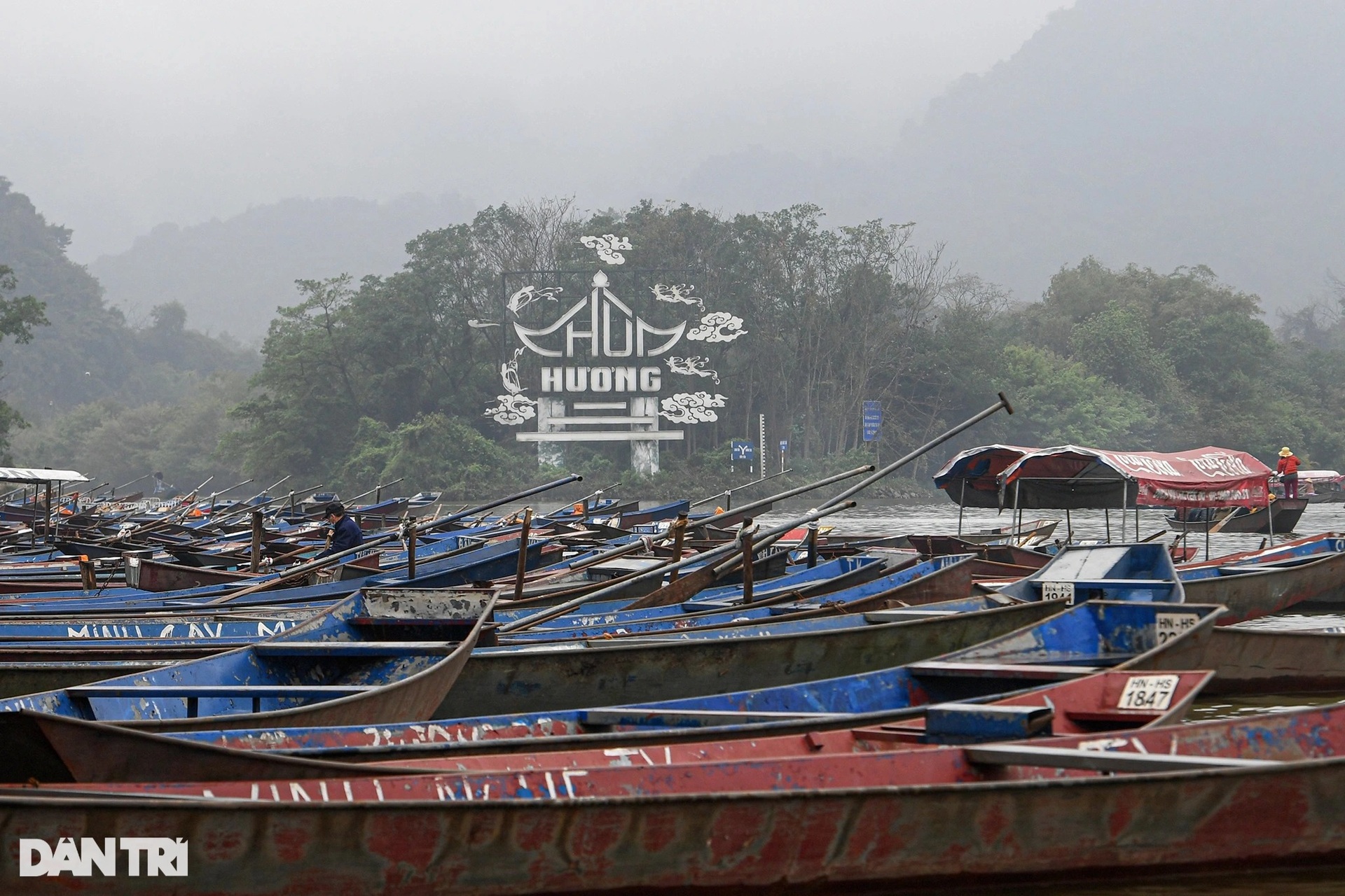 Hàng nghìn du khách trẩy hội chùa Hương trong ngày mở cửa thí điểm - 2 Hàng nghìn du khách trẩy hội chùa Hương trong ngày mở cửa thí điểm - 2